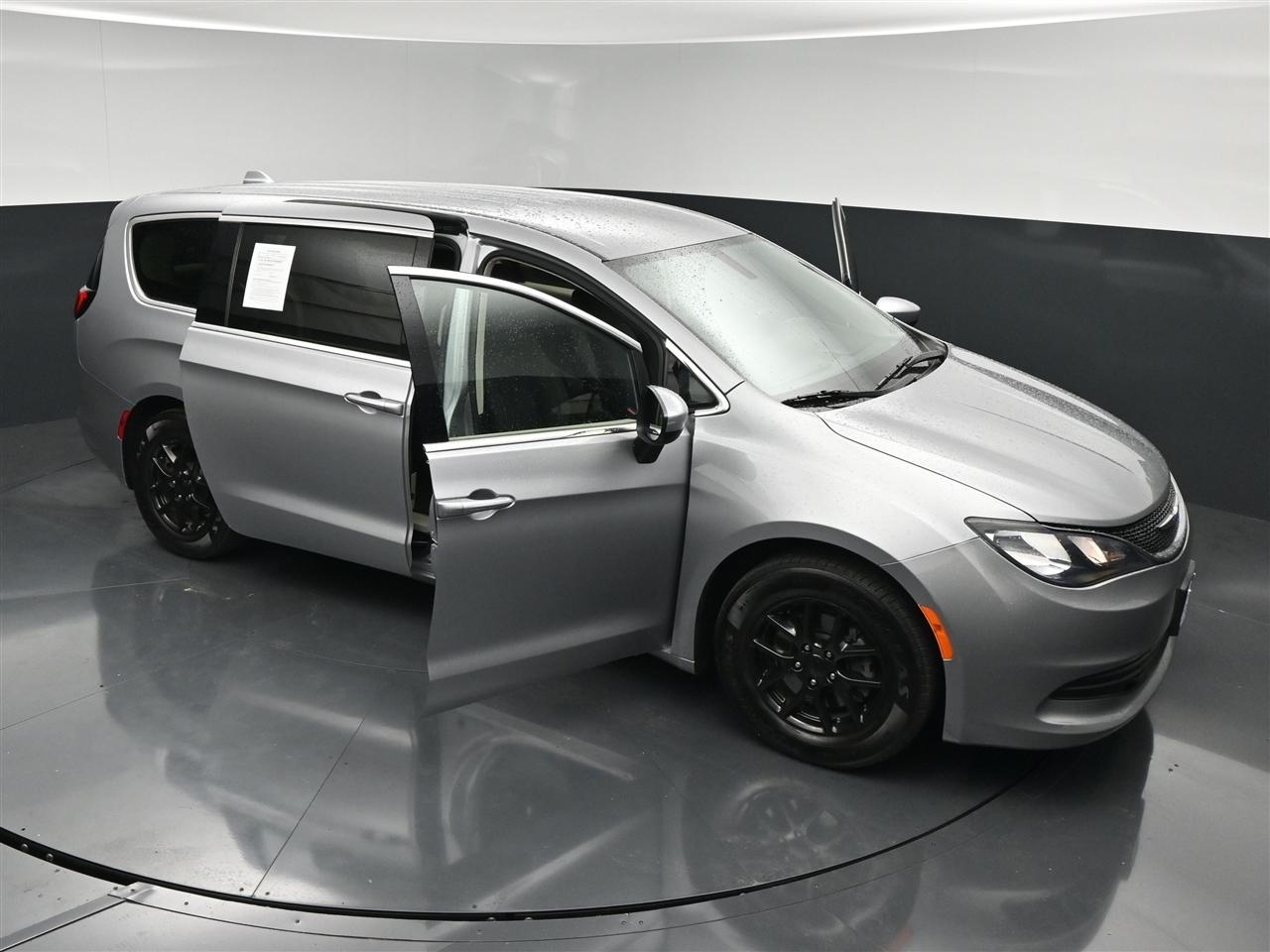 Chrysler Pacifica LX 2018