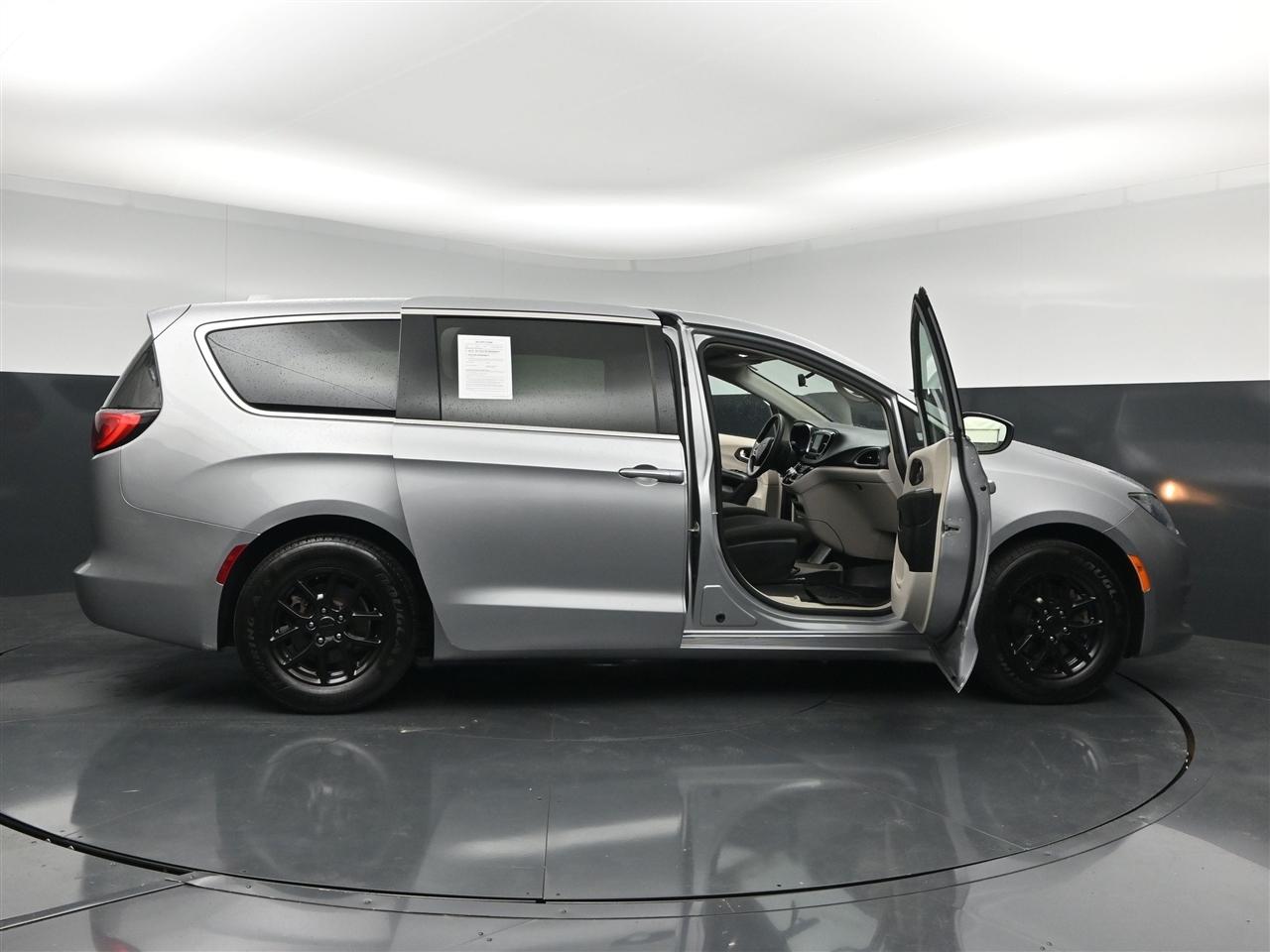 Chrysler Pacifica LX 2018