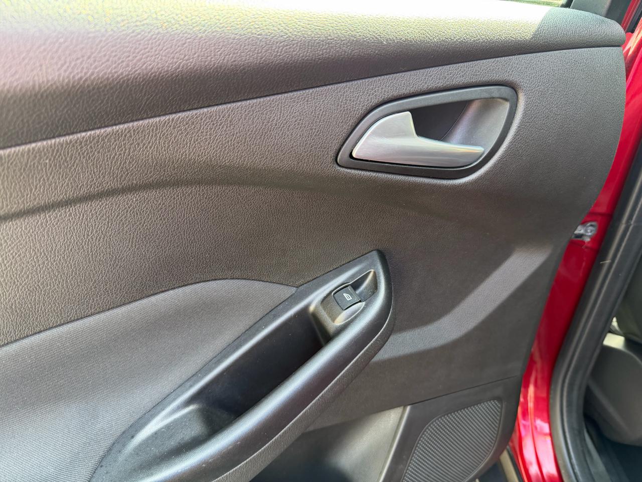 Ford Focus SE Sedan 2016