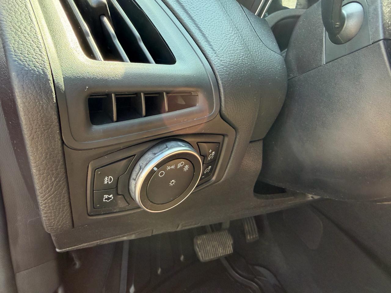 Ford Focus SE Sedan 2016