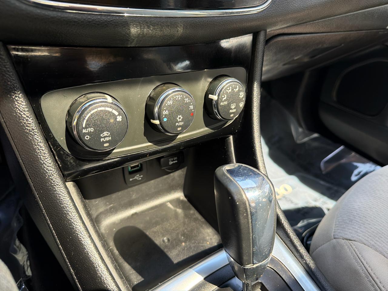 Chrysler 200 Touring 2012