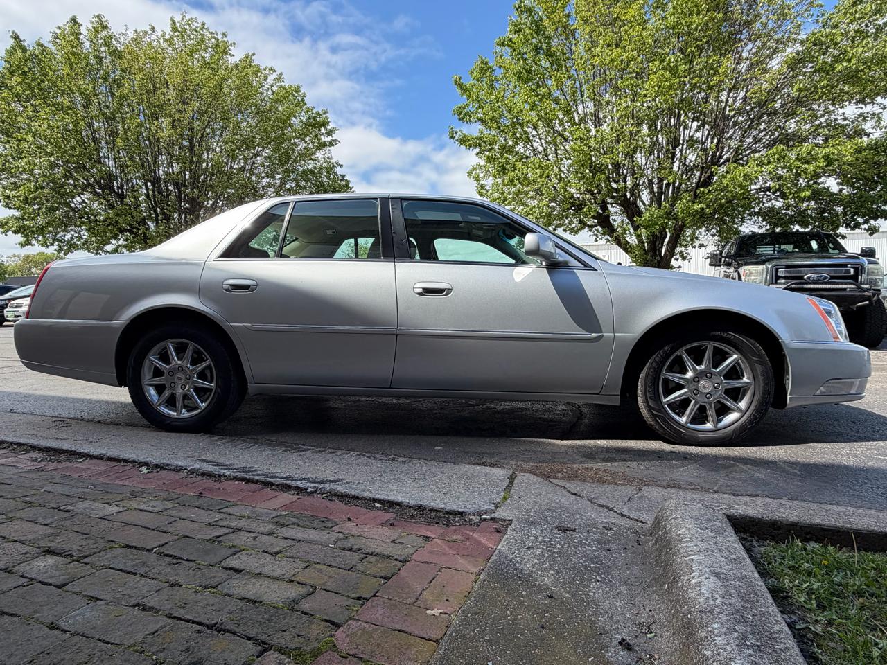 Cadillac DTS Luxury 2010