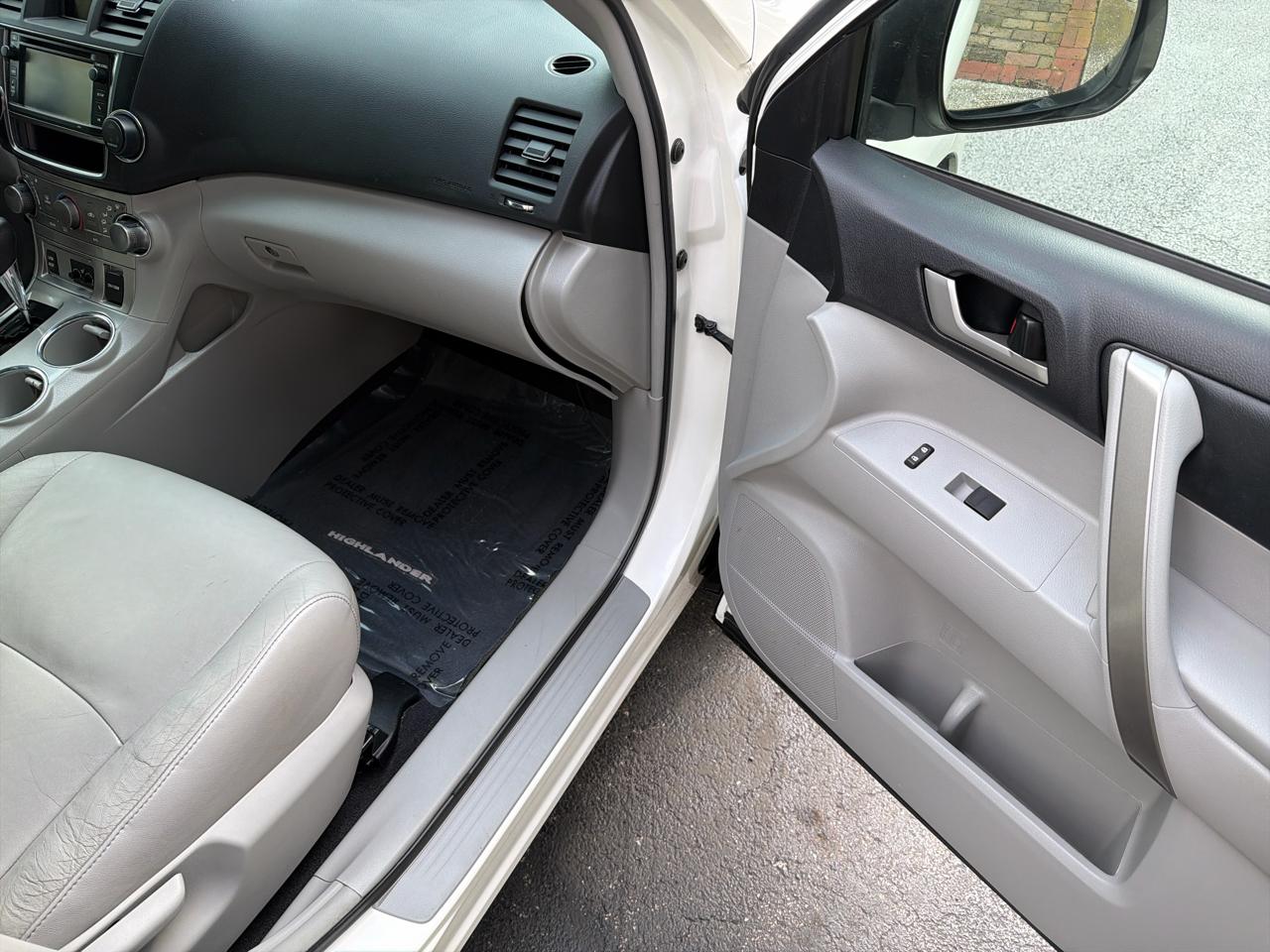 Toyota Highlander 4dr V6 4WD Limited w/3rd Row (Natl) 2013