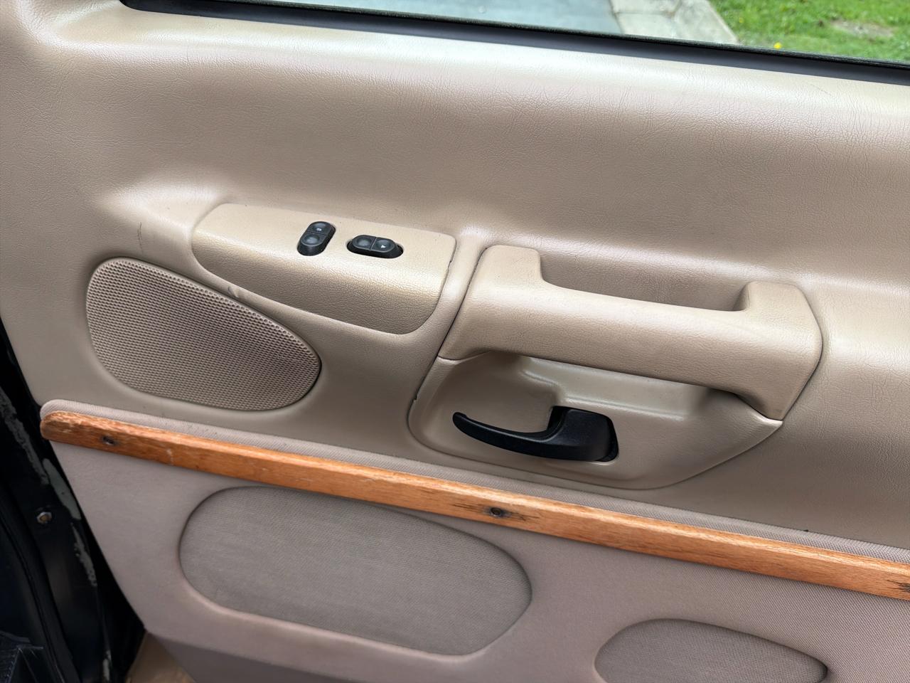 Ford Econoline E150 2000