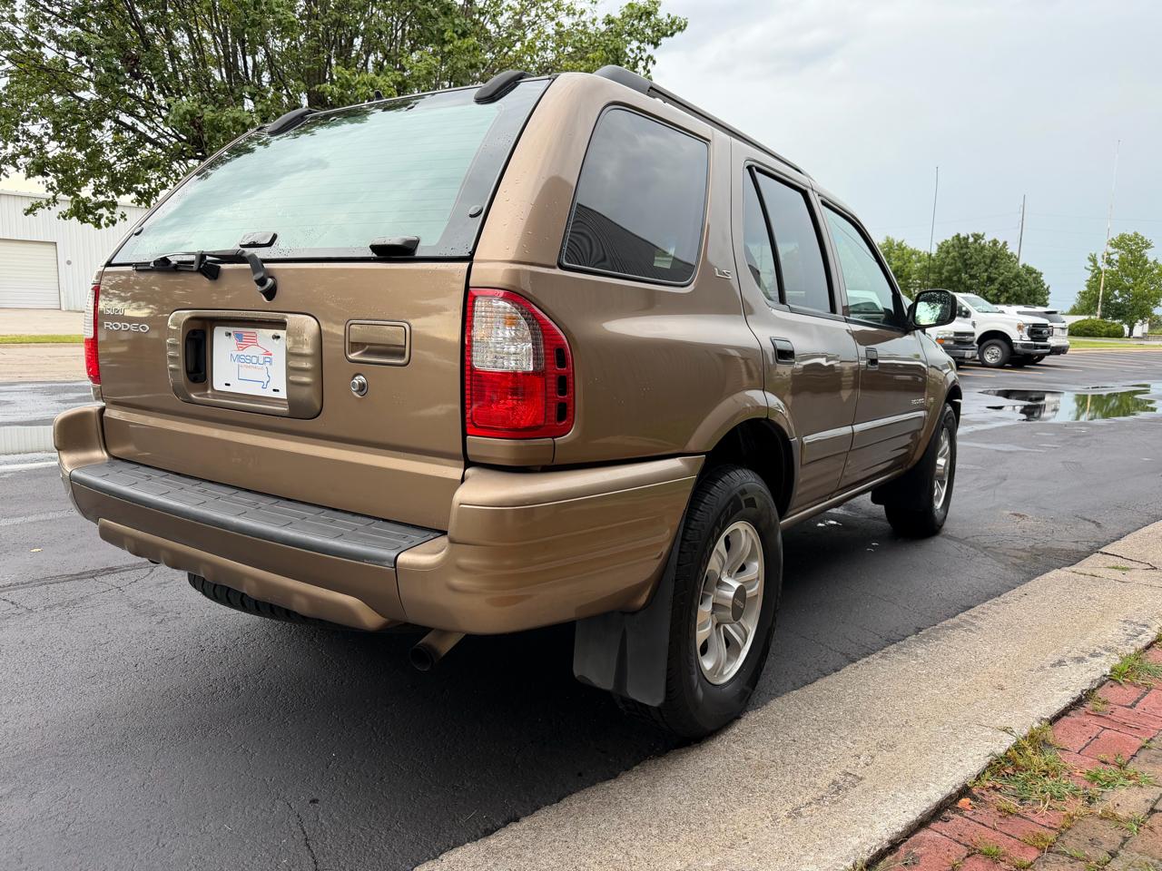 Isuzu Rodeo S V6 2WD 2001