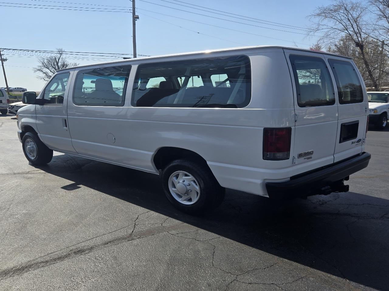 Ford Econoline E-350 XL Super Duty 2012