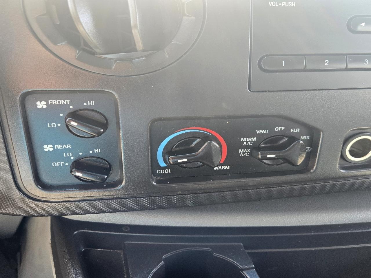 Ford Econoline E-350 XL Super Duty 2012