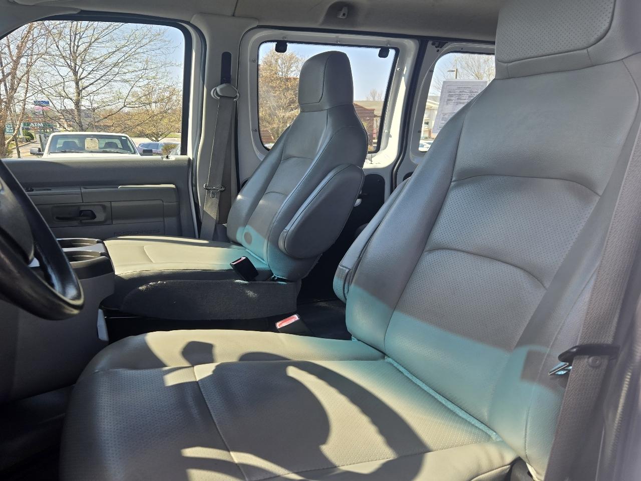 Ford Econoline E-350 XL Super Duty 2012