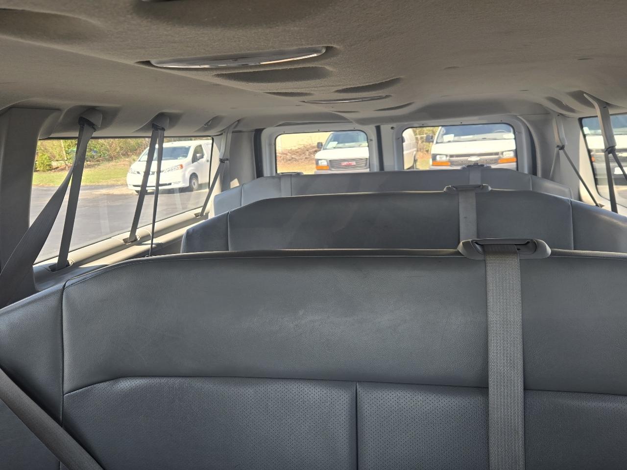 Ford Econoline E-350 XL Super Duty 2012