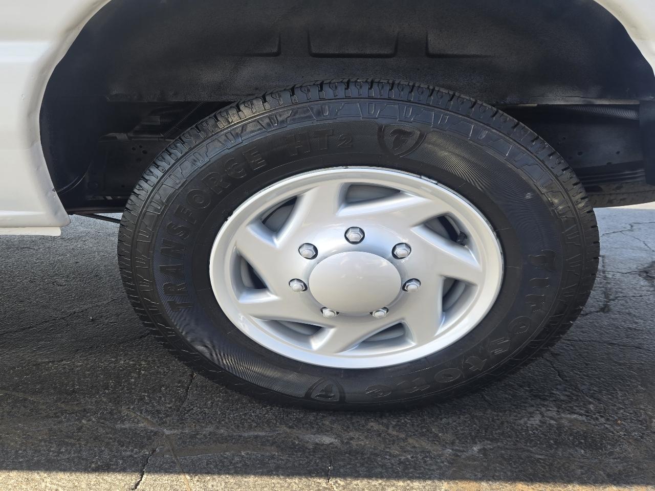 Ford Econoline E-350 XL Super Duty 2012