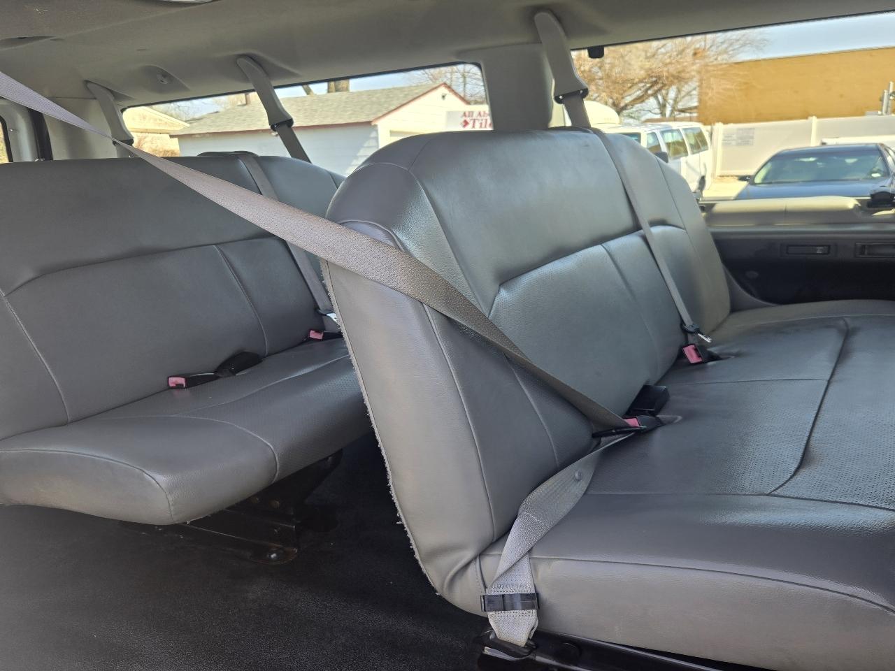 Ford Econoline E-350 XL Super Duty 2012