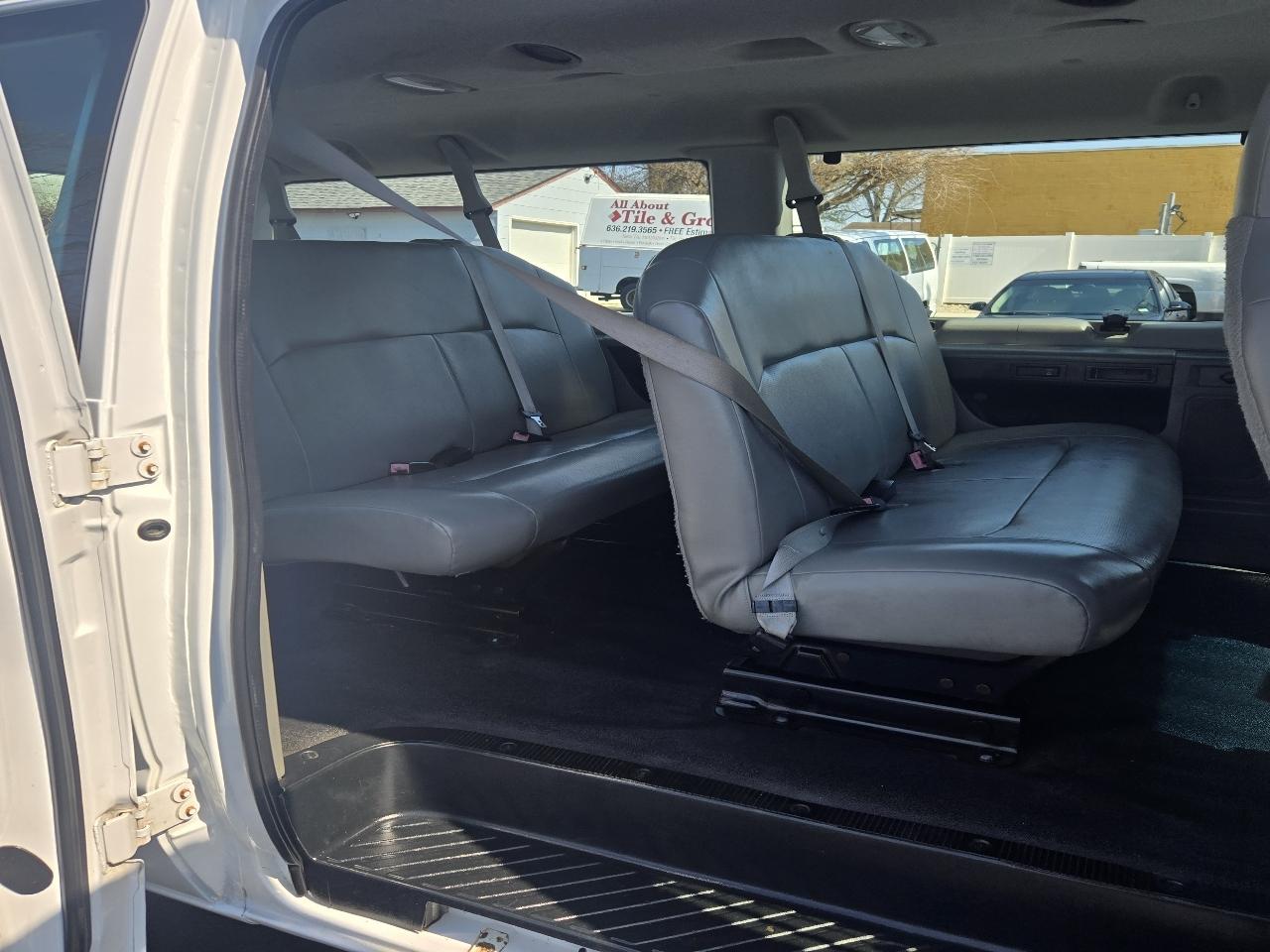 Ford Econoline E-350 XL Super Duty 2012