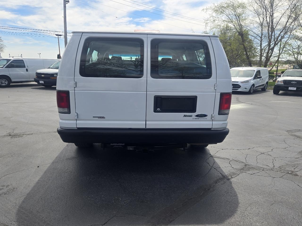 Ford Econoline E-350 XL Super Duty 2012
