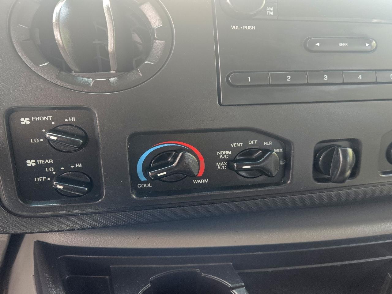 Ford Econoline E-350 XL Super Duty 2012