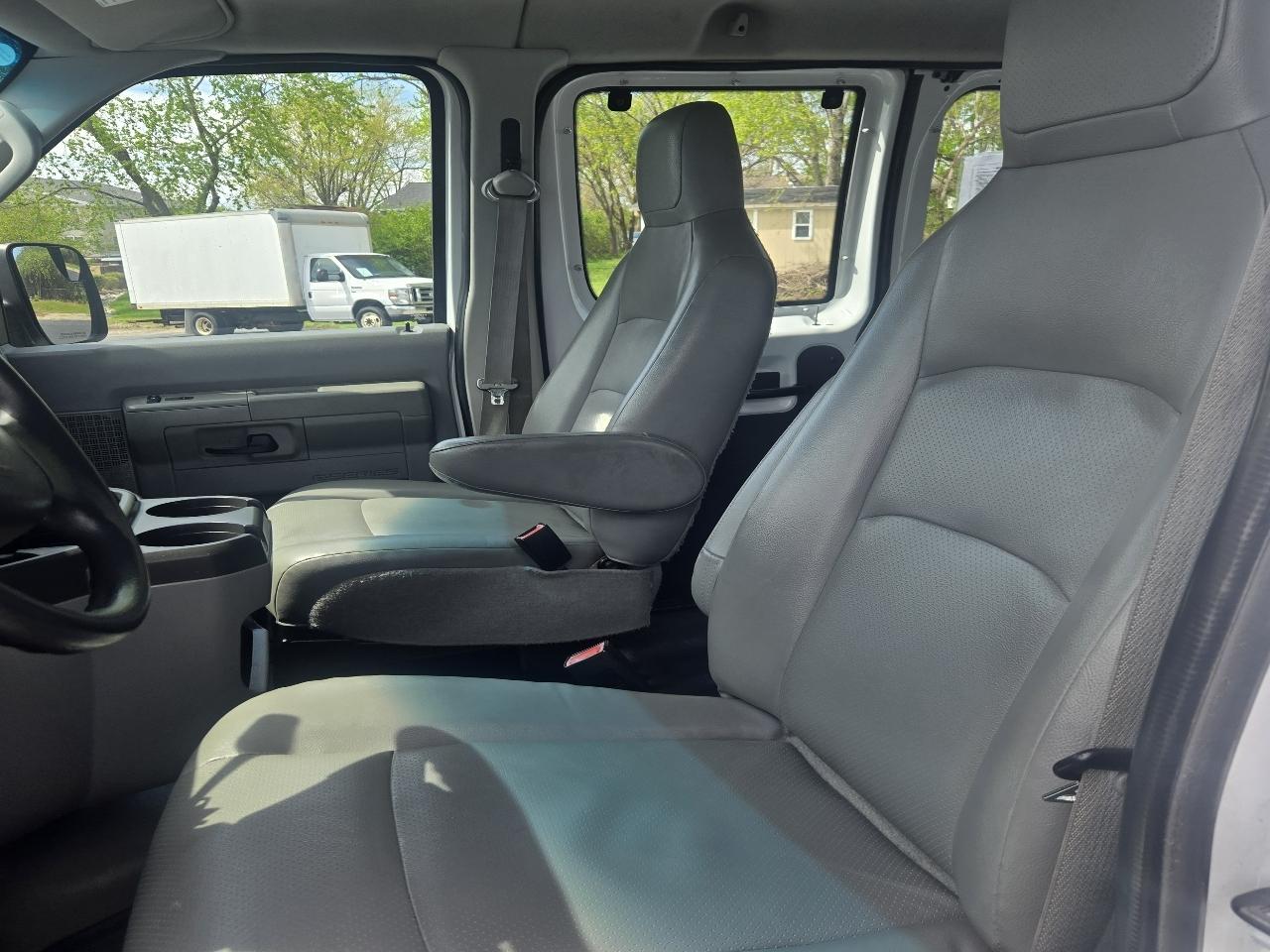 Ford Econoline E-350 XL Super Duty 2012