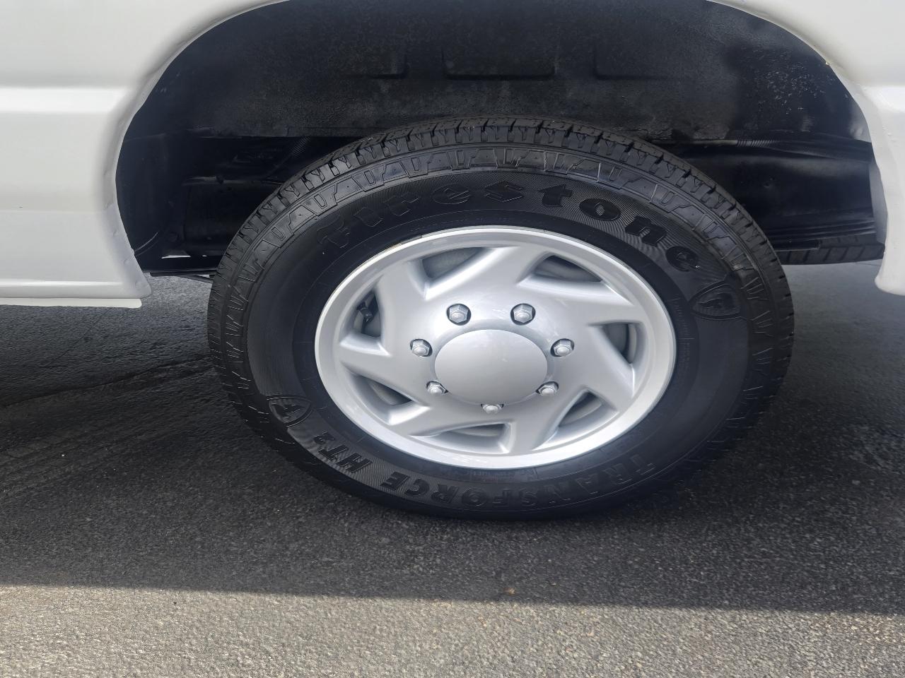 Ford Econoline E-350 XL Super Duty 2012