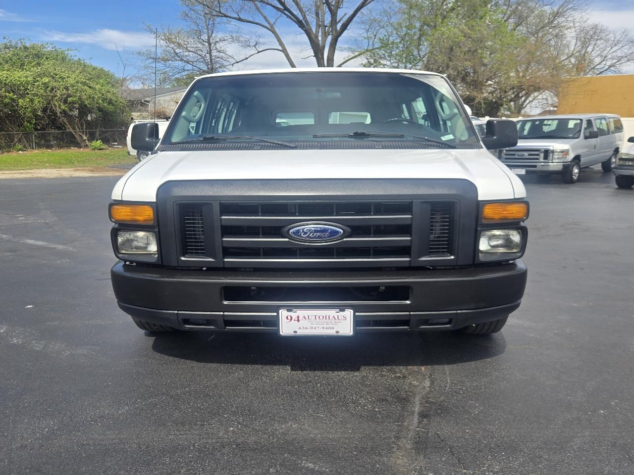 Ford Econoline E-350 XL Super Duty 2012