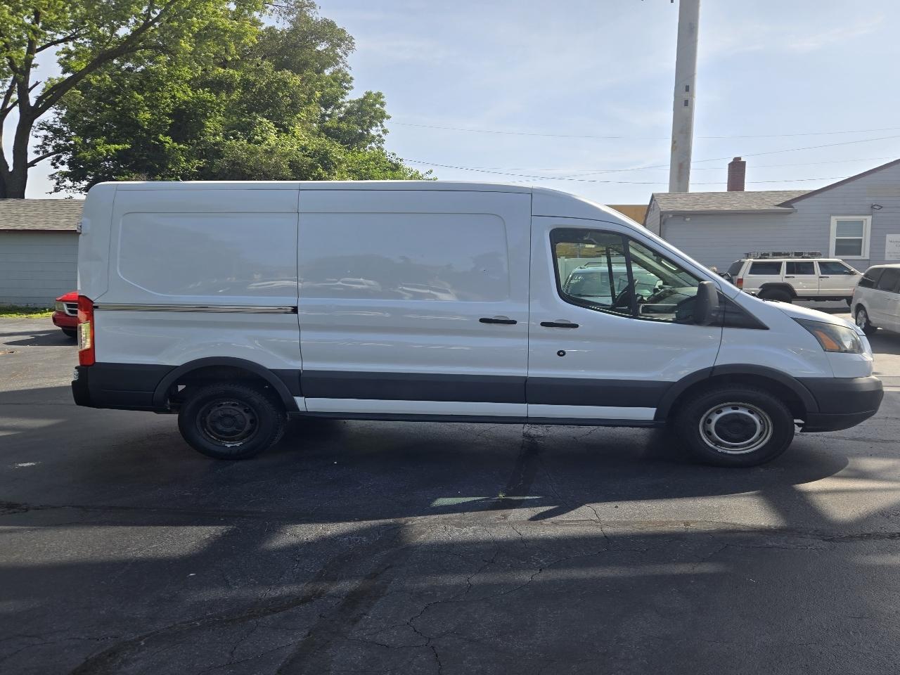 Ford Transit 250 Van Med. Roof w/Sliding Pass. 130-in. WB 2017