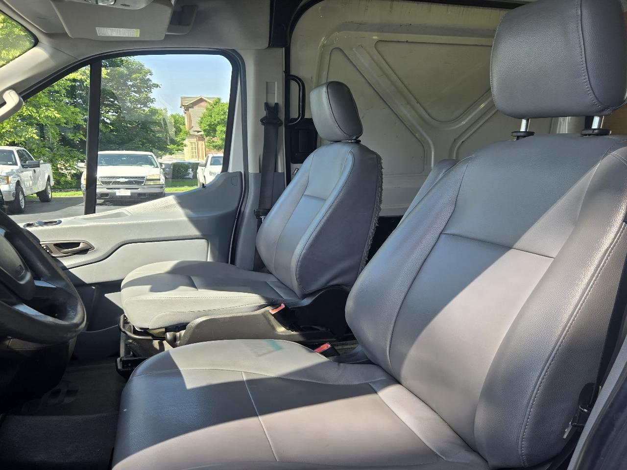 Ford Transit 250 Van Med. Roof w/Sliding Pass. 130-in. WB 2017