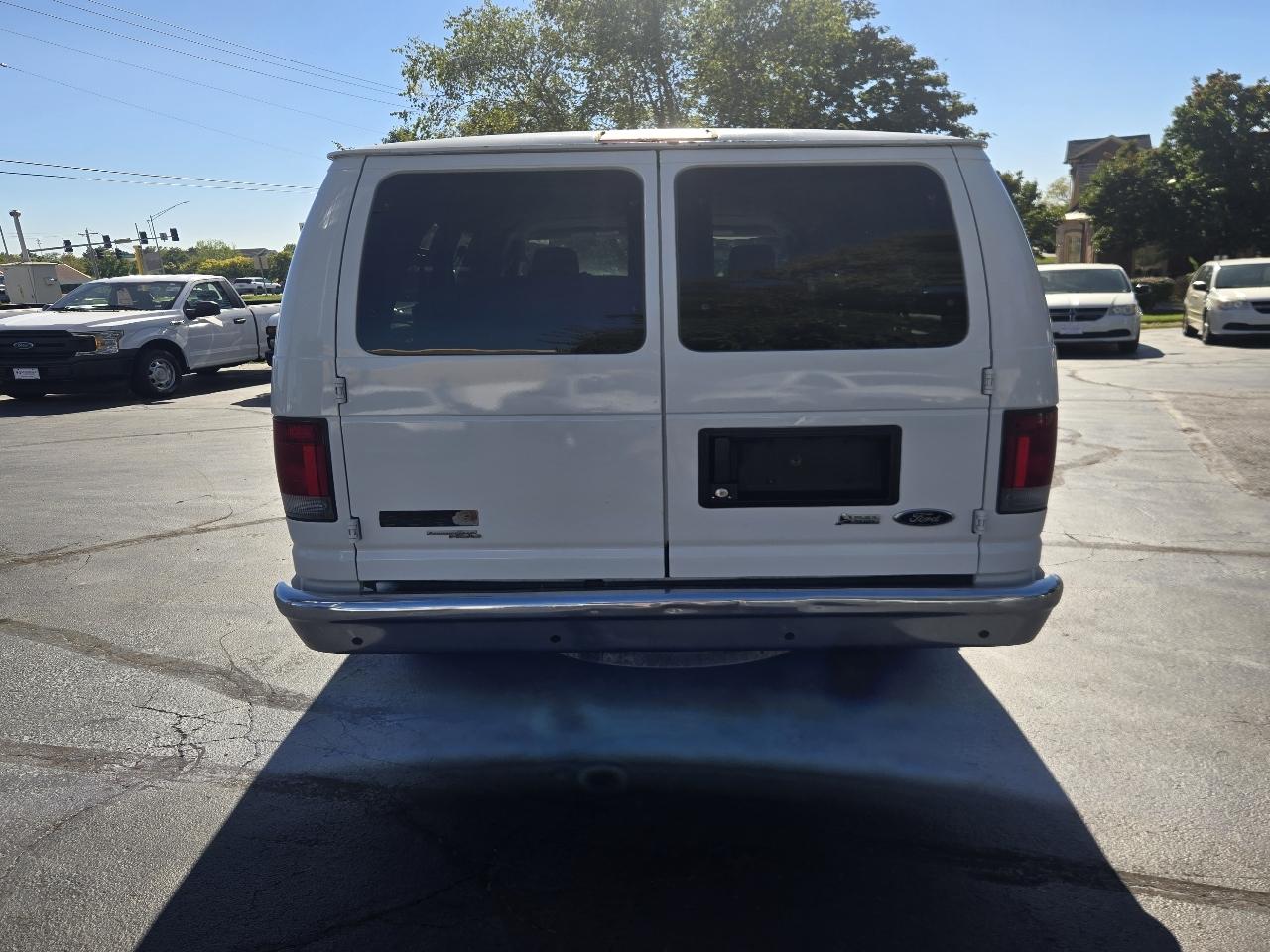 Ford Econoline E-350 XLT Super Duty Extended 2012