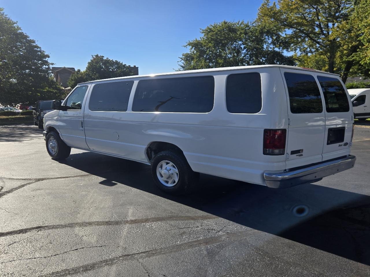 Ford Econoline E-350 XLT Super Duty Extended 2012
