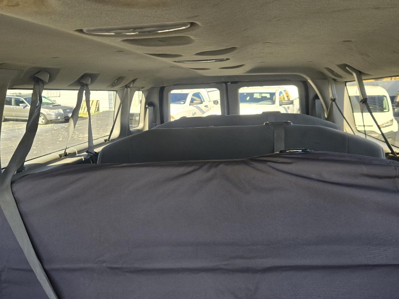 Ford Econoline E-350 XLT Super Duty Extended 2012