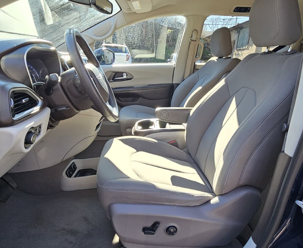 2020 Chrysler Pacifica Touring photo 3