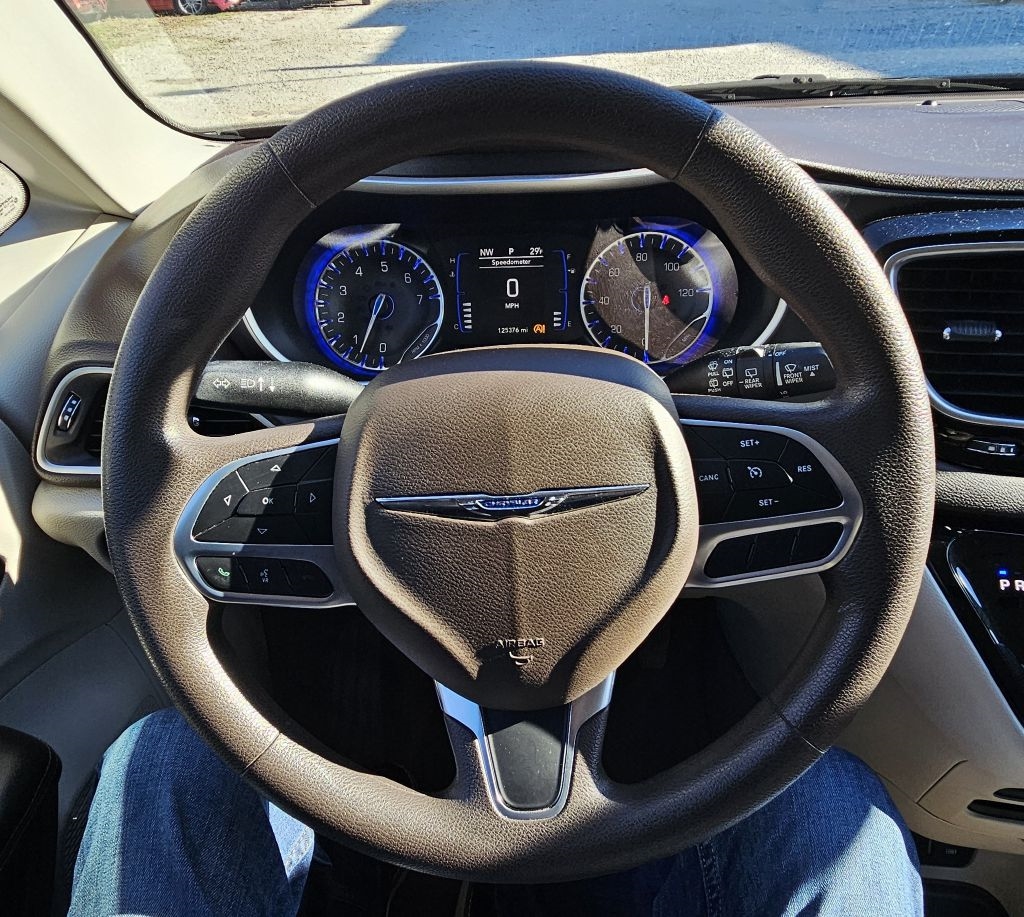 2020 Chrysler Pacifica Touring photo 4