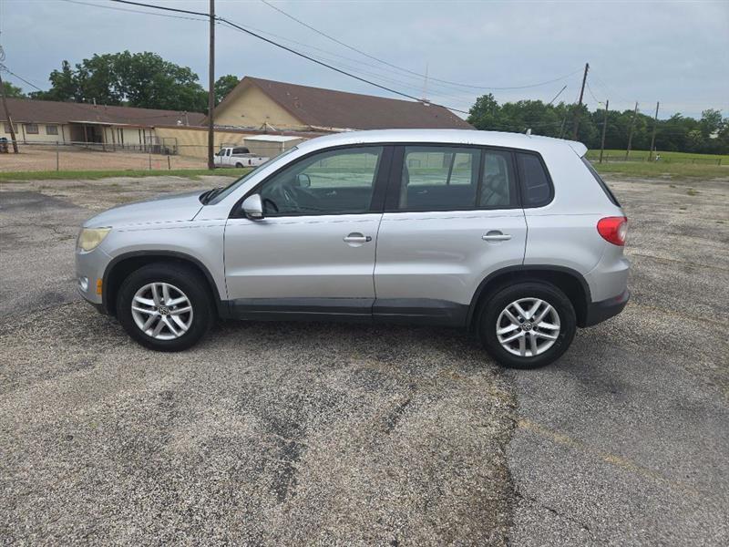 Volkswagen Tiguan S 2011