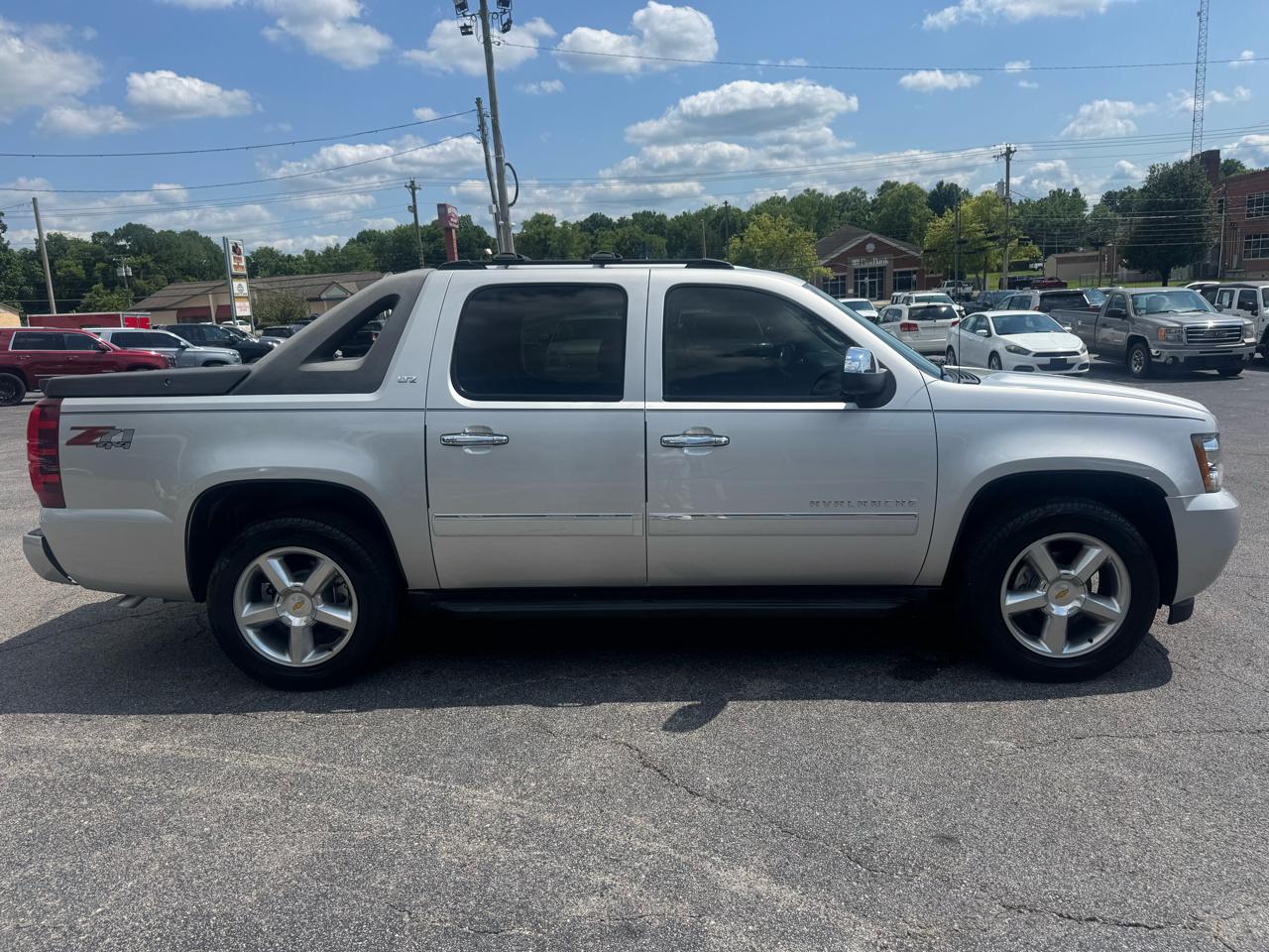 Chevrolet Avalanche 4WD Crew Cab LTZ 2011