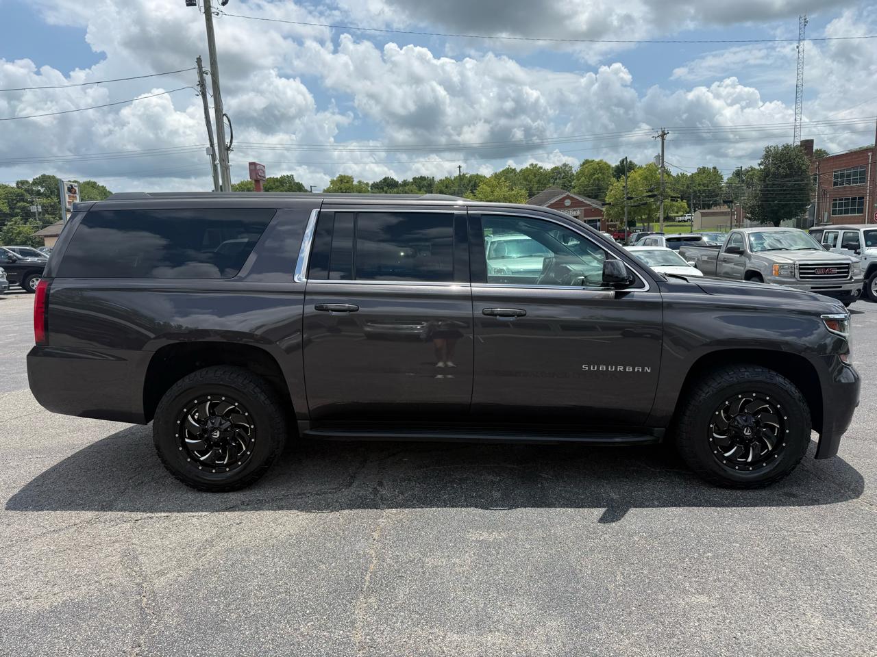 Chevrolet Suburban 4WD 4dr 1500 LS 2017