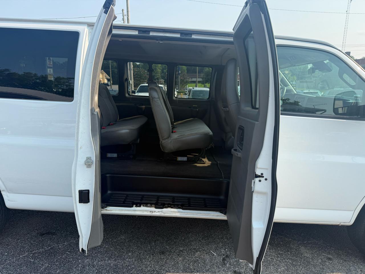 Chevrolet Express Passenger RWD 3500 155" LT 2020