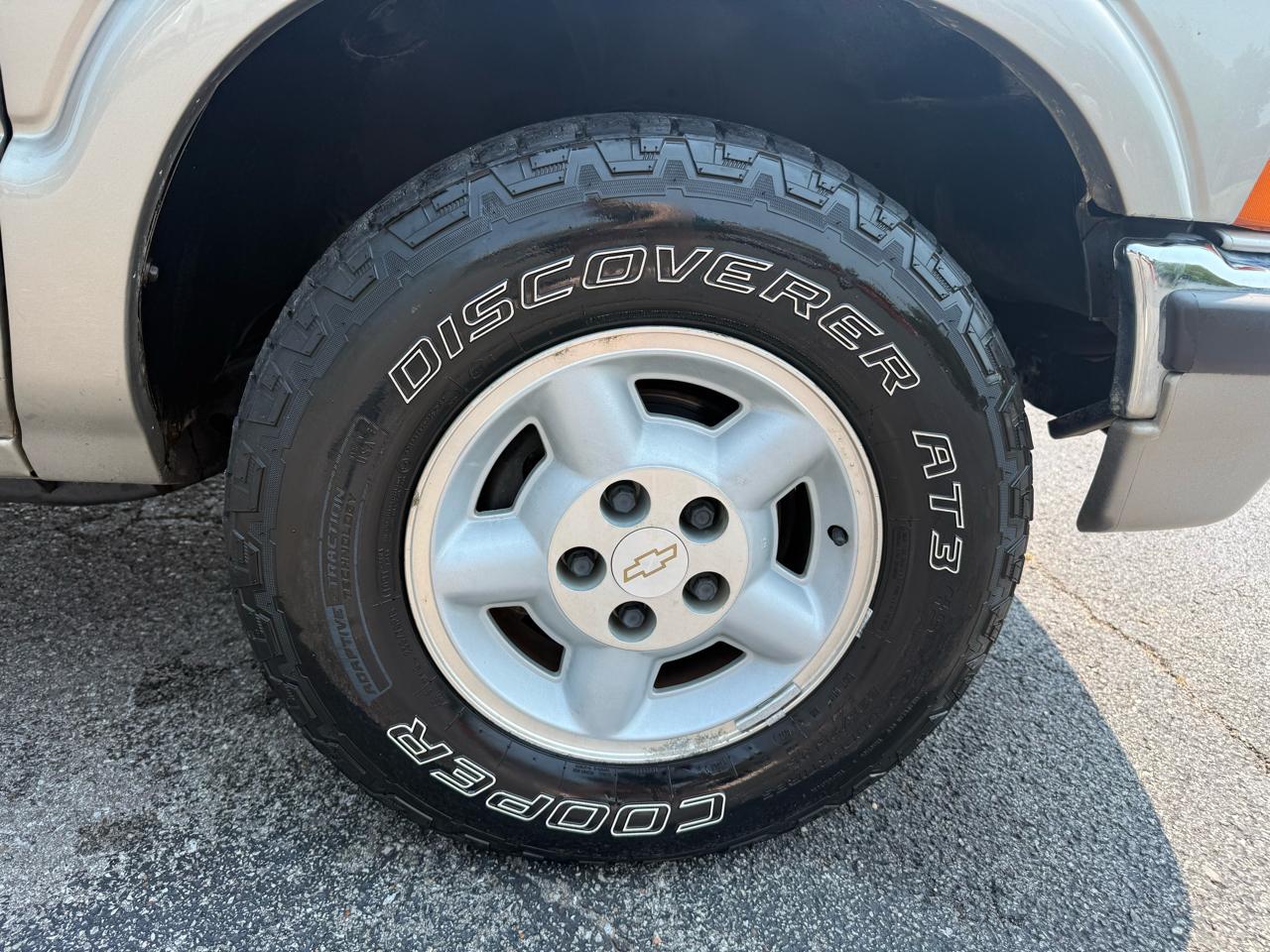 Chevrolet S-10 Crew Cab 123" WB 4WD LS 2002