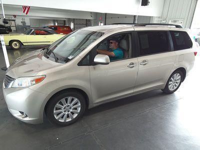 2015 Toyota Sienna XLE Premium V6 AWD 7-Passenger's photo