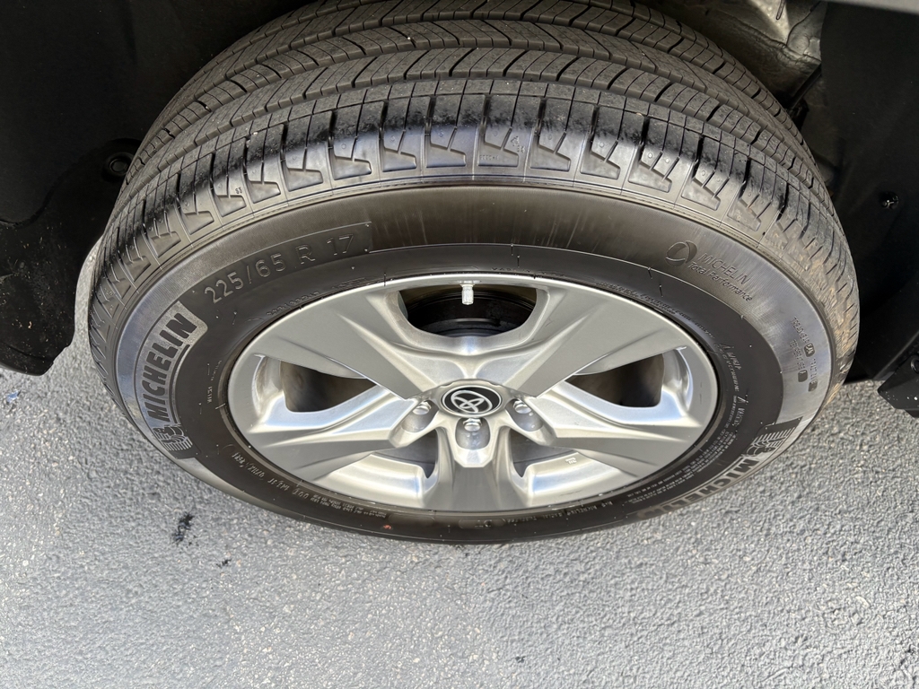 Toyota RAV4 Hybrid LE 2024