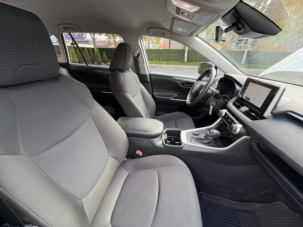 Toyota RAV4 Hybrid LE 2024