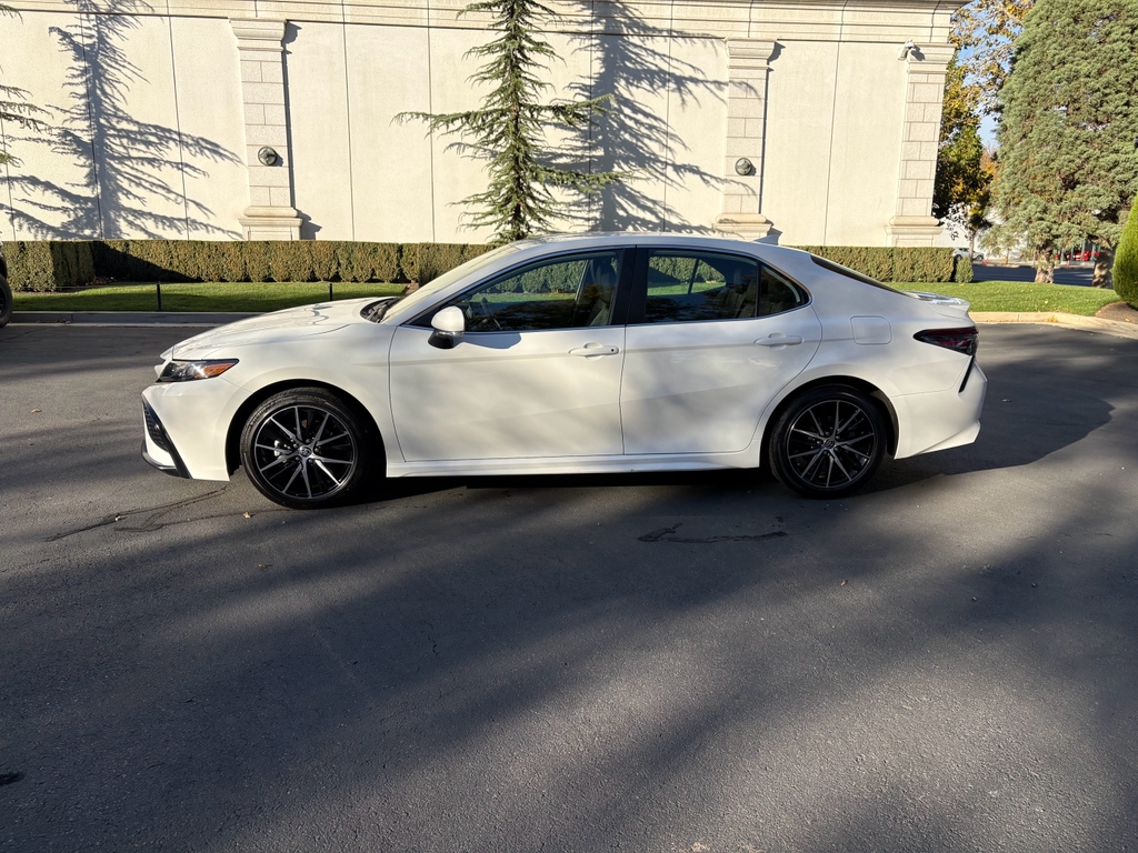 Toyota Camry SE 2024