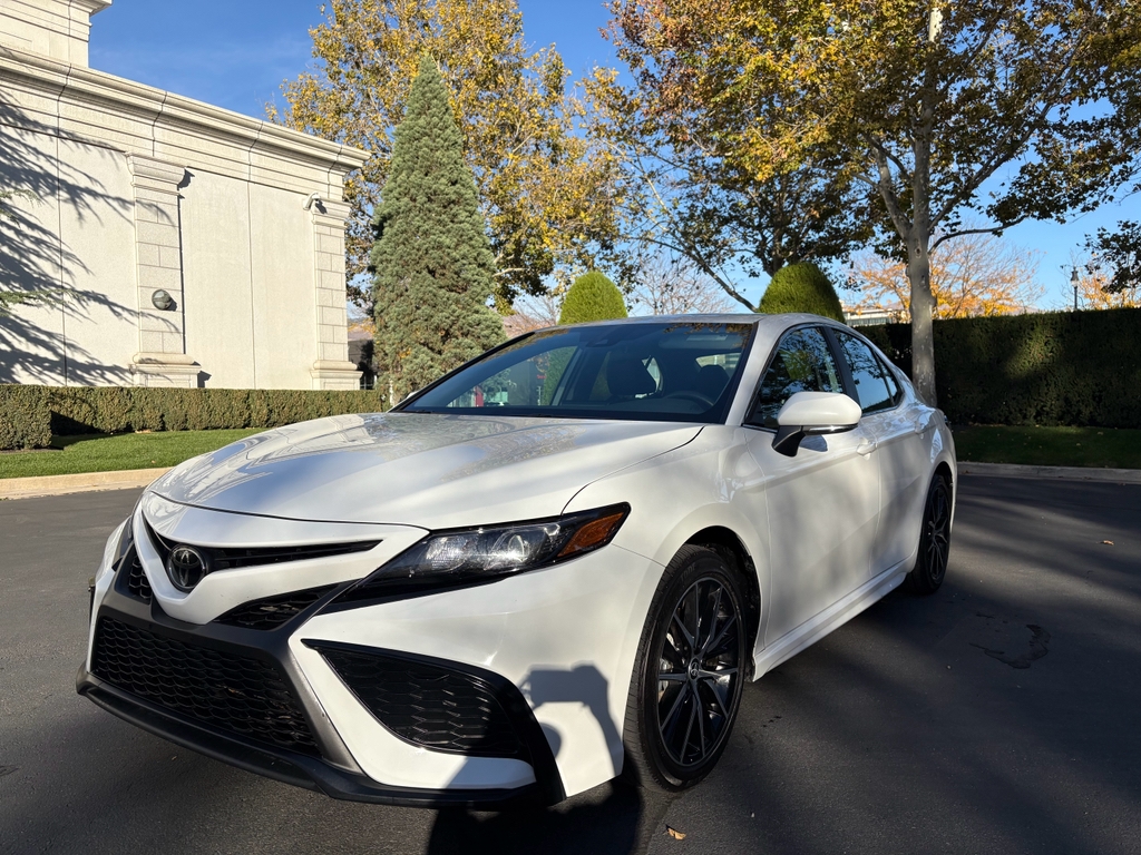 Toyota Camry SE 2024