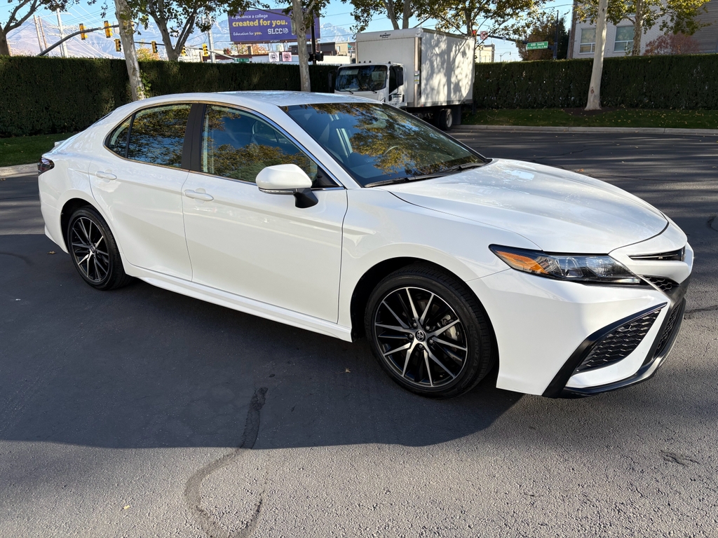 Toyota Camry SE 2024