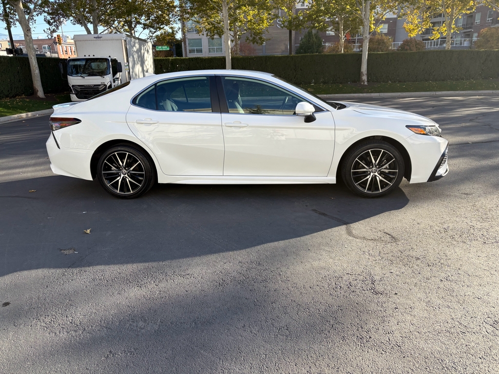 Toyota Camry SE 2024