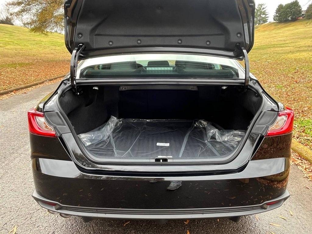 Toyota Camry Hybrid SE AWD 2025