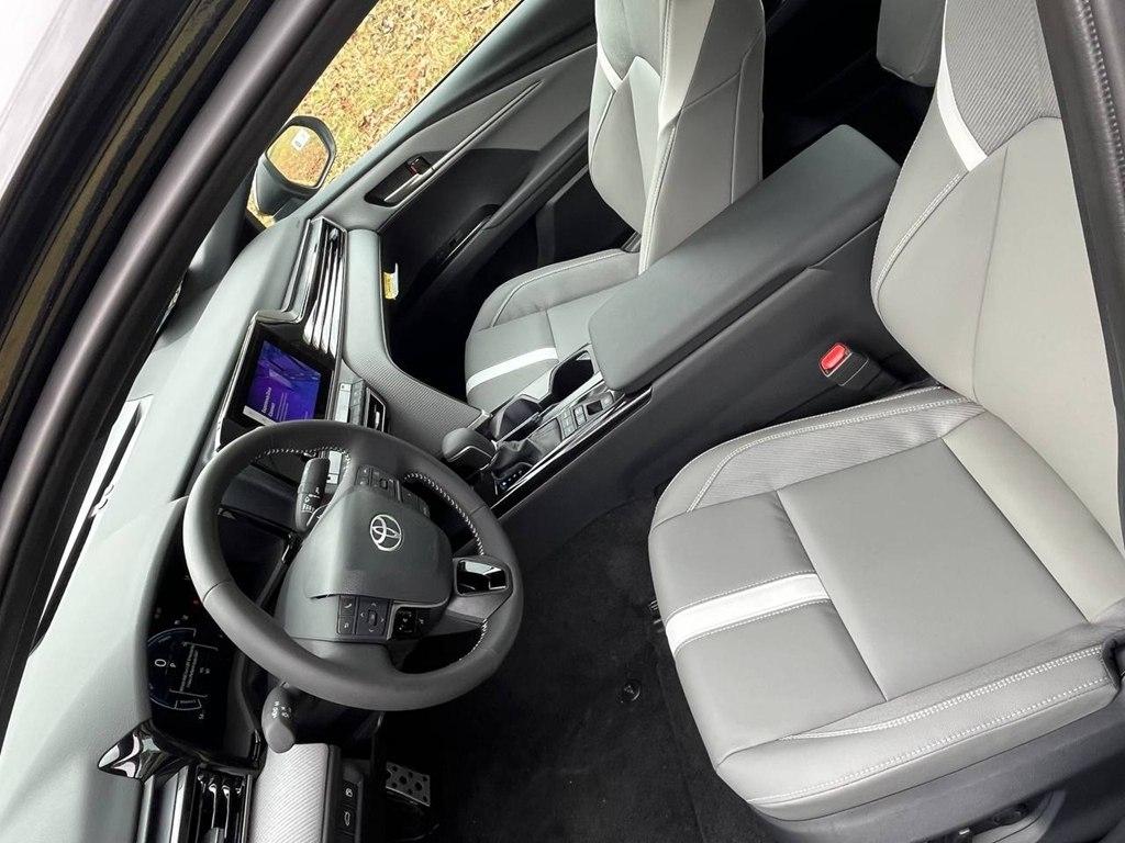 Toyota Camry Hybrid SE AWD 2025