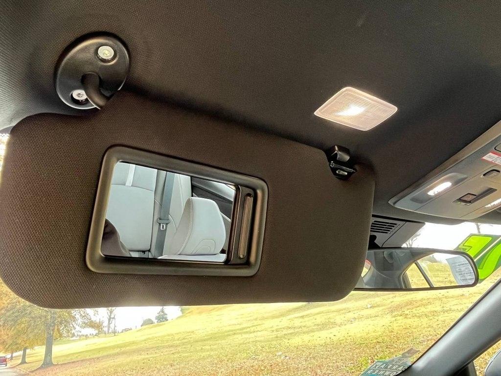 Toyota Camry Hybrid SE AWD 2025