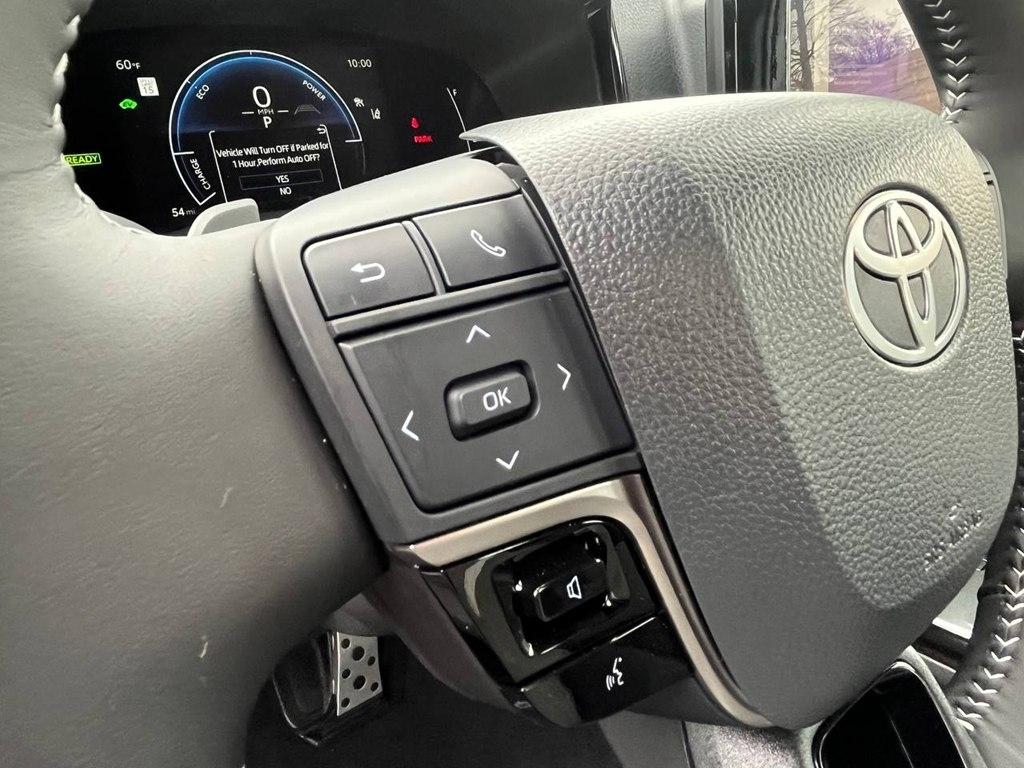 Toyota Camry Hybrid SE AWD 2025