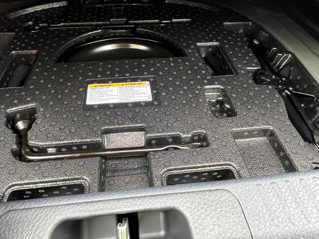 Toyota Camry Hybrid SE AWD 2025