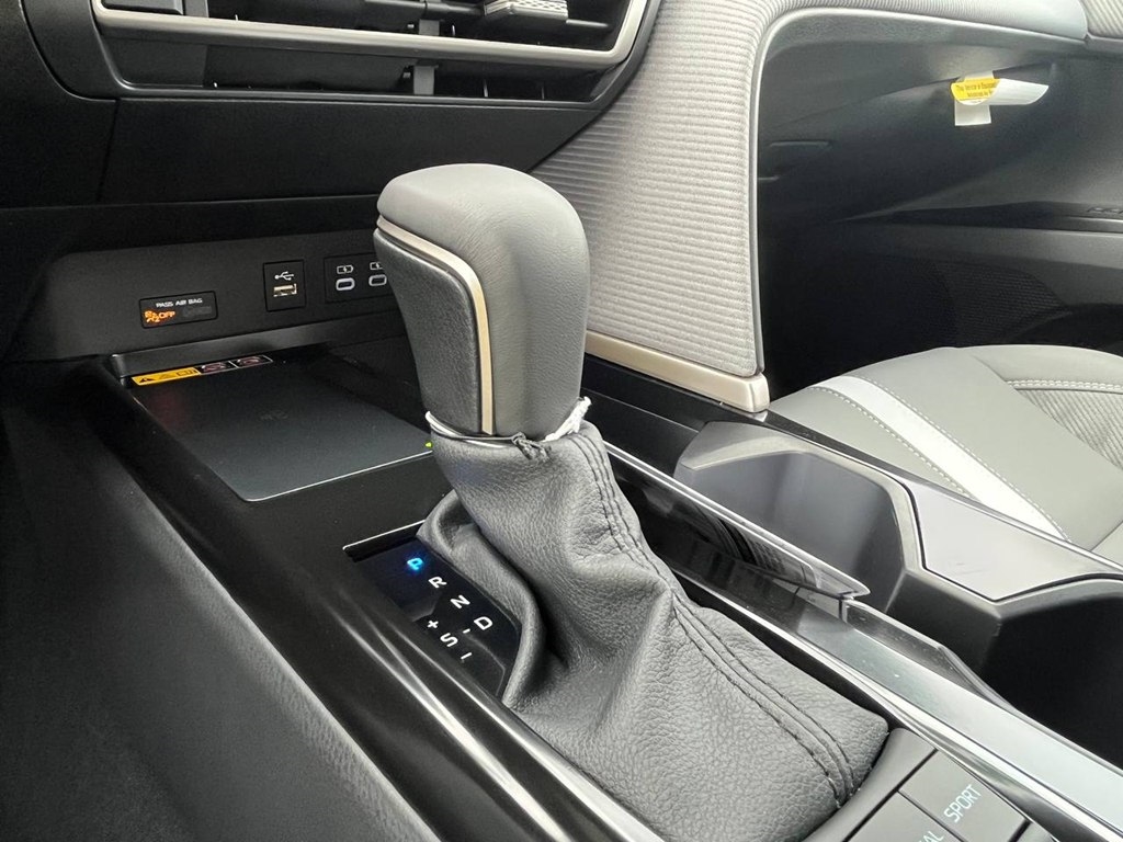 Toyota Camry Hybrid SE AWD 2025