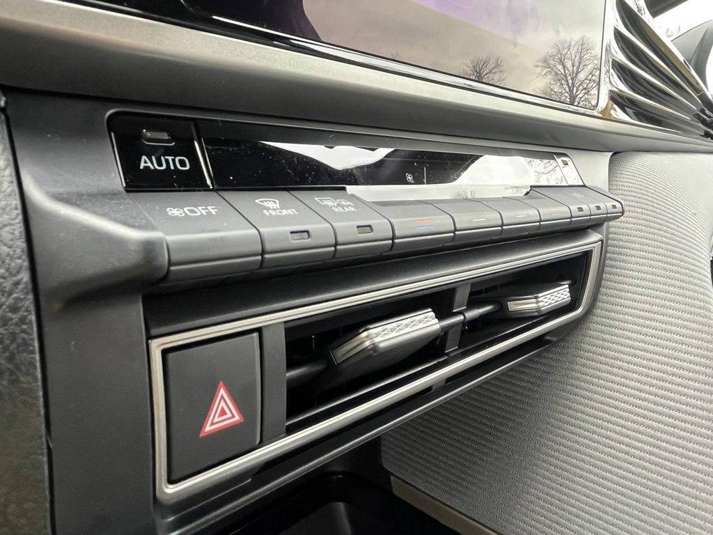 Toyota Camry Hybrid SE AWD 2025