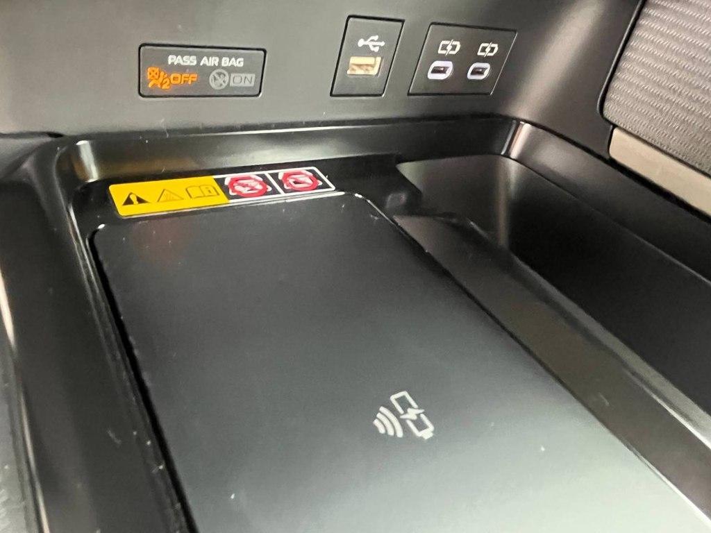 Toyota Camry Hybrid SE AWD 2025