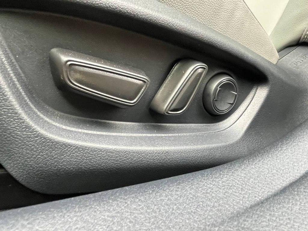 Toyota Camry Hybrid SE AWD 2025