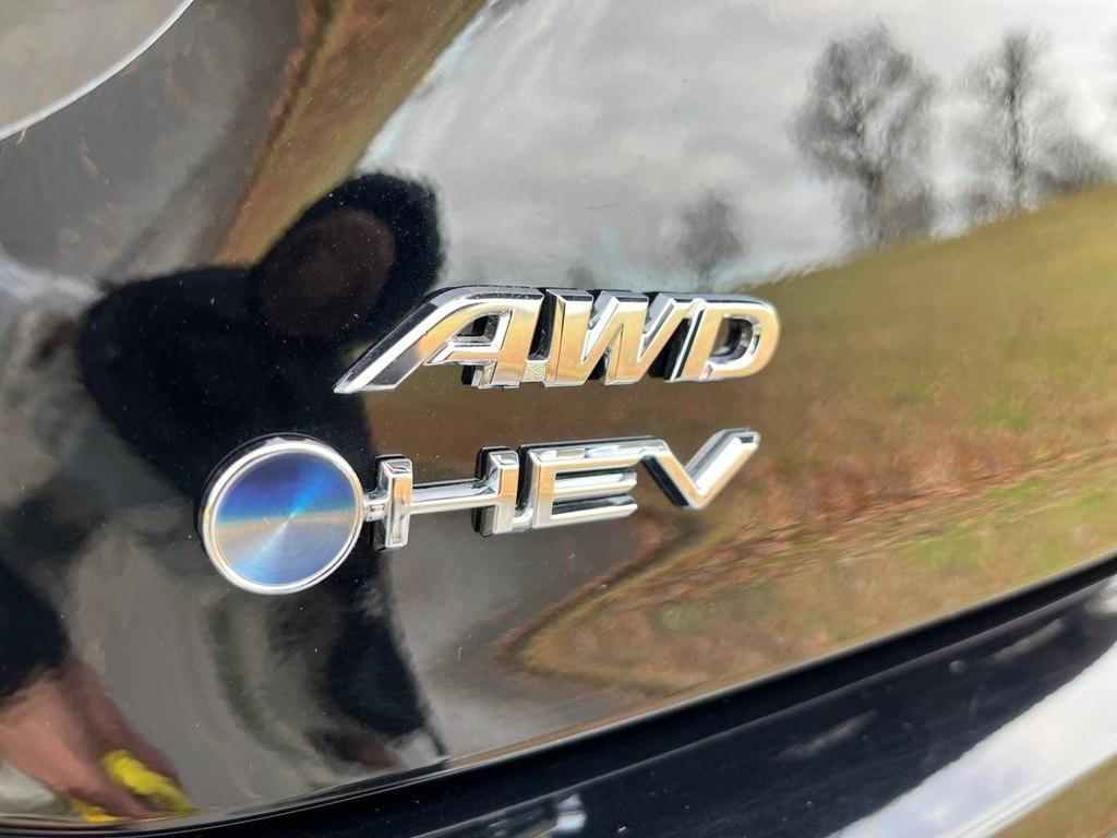 Toyota Camry Hybrid SE AWD 2025